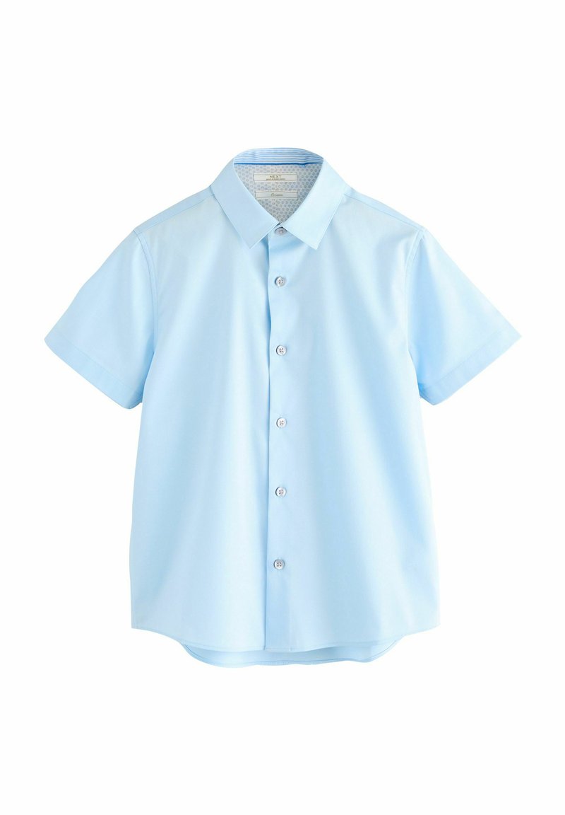 Camisa de manga corta azul clara hecha de una mezcla de algodón, que presenta un cierre frontal con botones, cuello puntiagudo y un dobladillo redondeado con detalles de costura sutiles.