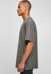 Urban Classics DISTRESSED - T-shirts - darkshadow