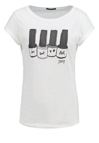 Bílý bavlněný tričko s krátkými rukávy, na kterém je grafika čtyř lahviček s nehtovým lakem označených "láska", "sladký" a "růžový."