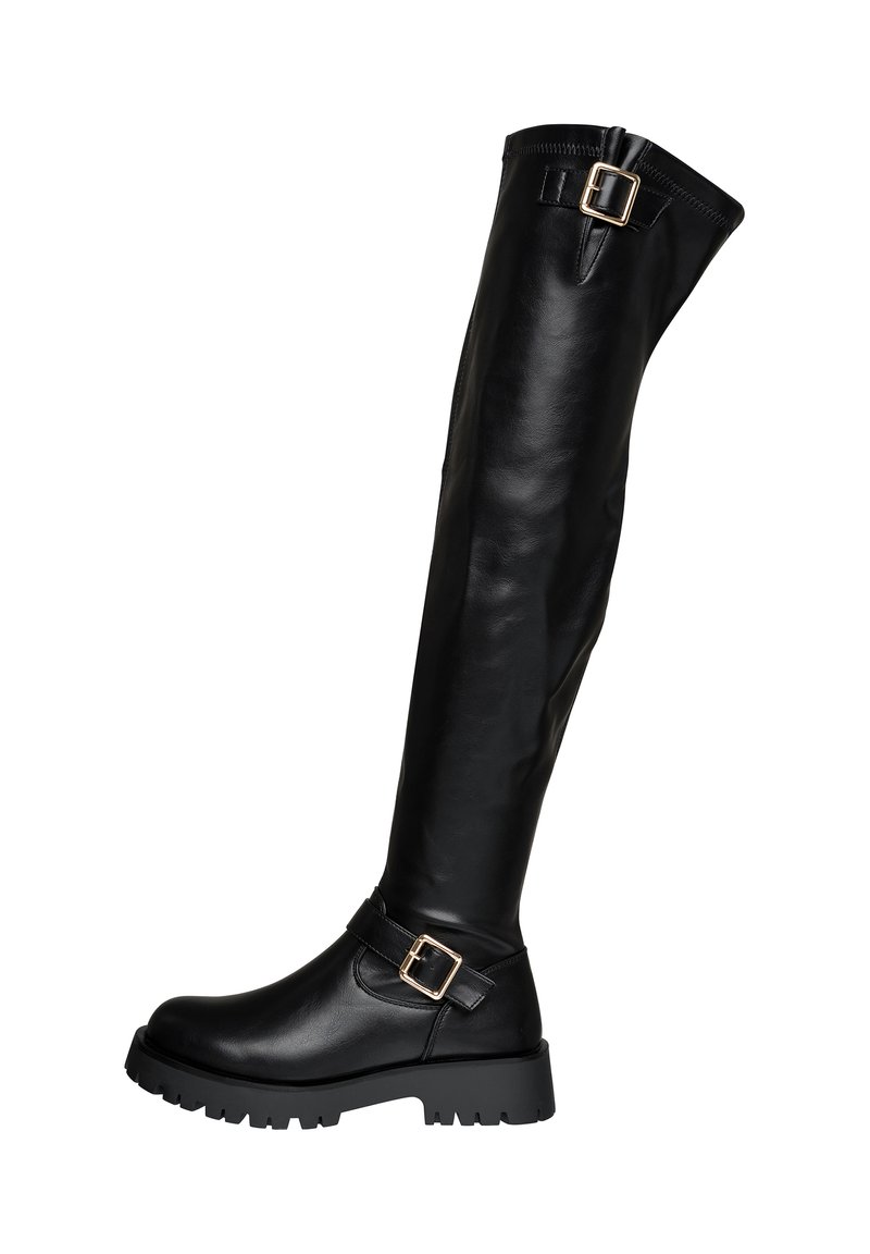 Botín de cuero negro hasta la rodilla con suela gruesa y dos hebillas doradas, una en el tobillo y otra en la parte superior.