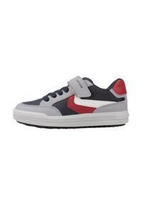 Zapatilla infantil en azul marino, gris, rojo y blanco con cordones y una correa de Velcro etiquetada "GEOX", con surcos en la suela lateral y un diseño de caña baja.