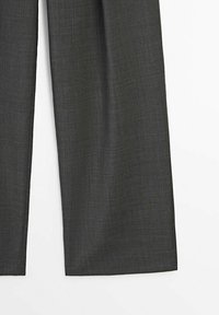 Koolgrijze op maat gemaakte broek met een rechte pijp en een subtiele textuur, plat gelegd op een witte achtergrond.