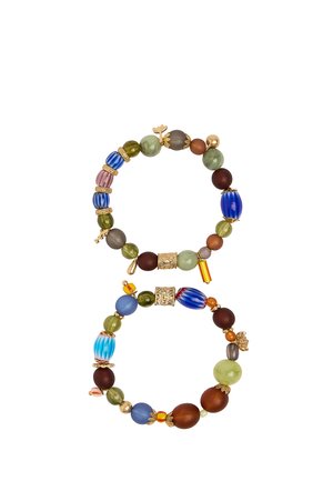 Dwie kolorowe elastyczne bransoletki z koralikami w kształcie kulistym, owalnym i dekoracyjnym w odcieniach niebieskiego, zielonego, brązowego, czerwonego i żółtego z dodatkiem złotego koloru.