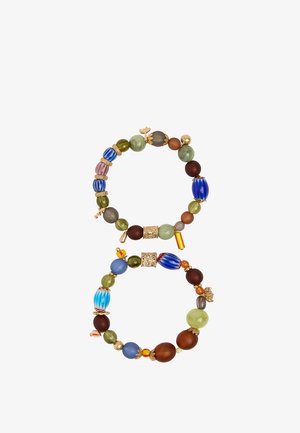 Dwie kolorowe elastyczne bransoletki z koralikami w kształcie kulistym, owalnym i dekoracyjnym w odcieniach niebieskiego, zielonego, brązowego, czerwonego i żółtego z dodatkiem złotego koloru.