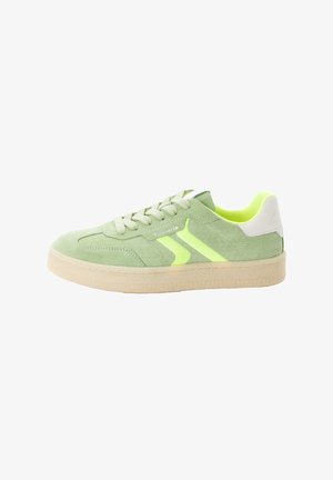 Grüner Wildleder-Sneaker mit weißen und neongelben Akzenten, strukturierten Seitenmustern und einer Gummisohle, mit runden Schnürsenkeln und gepolstertem Kragen.