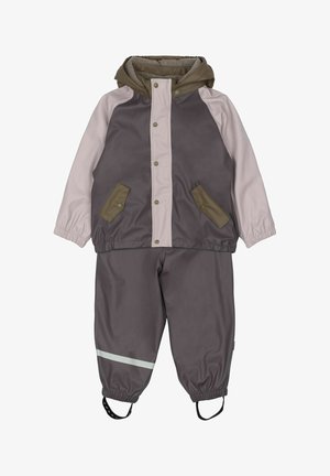 Waterdichte buitenkledingset in donkergrijs en lichtroze, met een capuchon, drukknoopsluiting, twee voorzakken en reflecterende accenten op de broek.