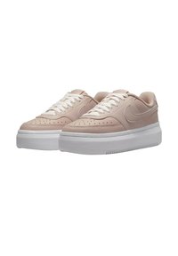 Sneakers in pelle rosa chiaro con suola in gomma bianca, punta rotonda, design perforato e lacci bianchi. Presentano un logo discreto sul lato.