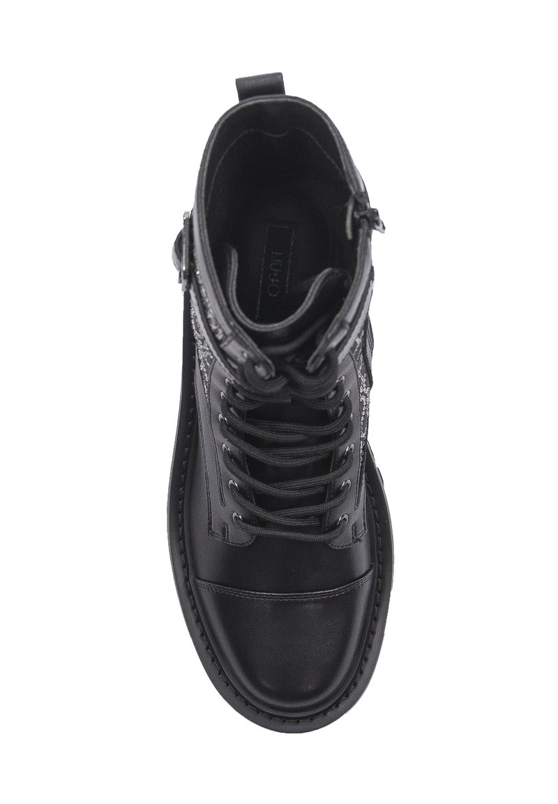 Bottines noires avec un design à lacets, en matière synthétique et avec une surface lisse et texturée. Présente une fermeture éclair sur le côté et des accents décoratifs.