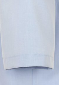 Lichtblauwe overhemd met korte mouwen en een gladde textuur, voorzien van een keurig opgerolde manchette en subtiele stikdetails langs de zoom.