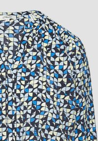 Patroon blouse van lichte stof met een geometrisch ontwerp in blauw, zwart en lichtgeel. V-hals met geplooide details.