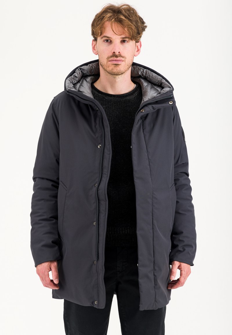 Parka invernale imbottito grigio scuro con cappuccio staccabile, chiusura anteriore con bottoni automatici e zip, e fodera argento a contrasto. Dotato di tasche laterali.