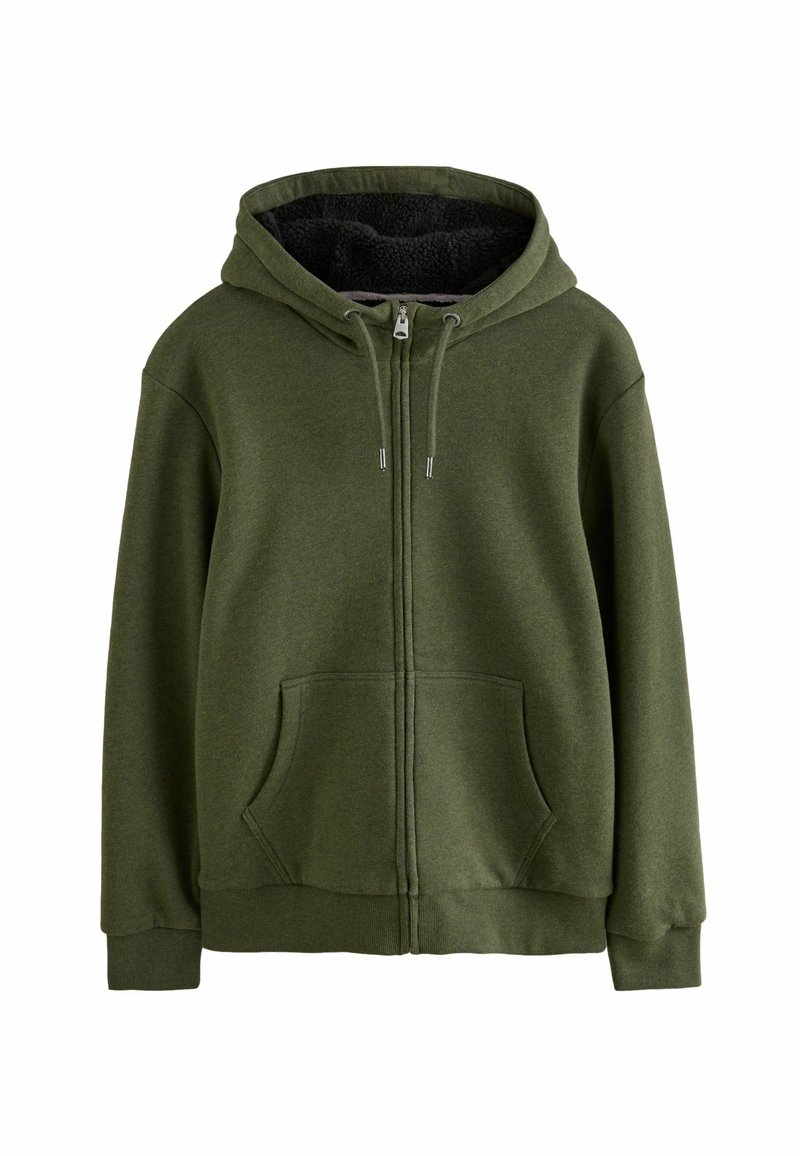Felpa verde oliva con zip, dotata di una cappuccio foderato in morbido nero, tasche frontali e polsini a costine. Realizzata in tessuto morbido e testurizzato.