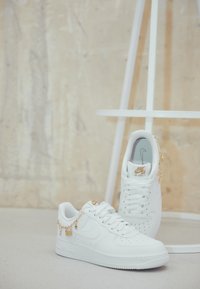 Nike Sportswear AIR FORCE 1 - Tenisice - white/metallic gold