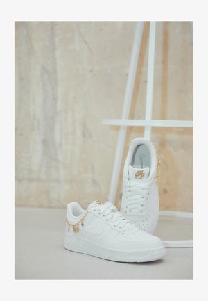 Nike Sportswear AIR FORCE 1 - Zapatillas - white/metallic gold