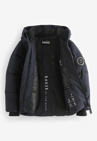Doudoune navy avec capuche. Ses caractéristiques comprennent un textile matelassé, un intérieur de marque et des symboles imperméables sur la doublure intérieure.