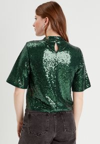 Cache Cache PAILLETTEN COL - Blouse - vert foncé