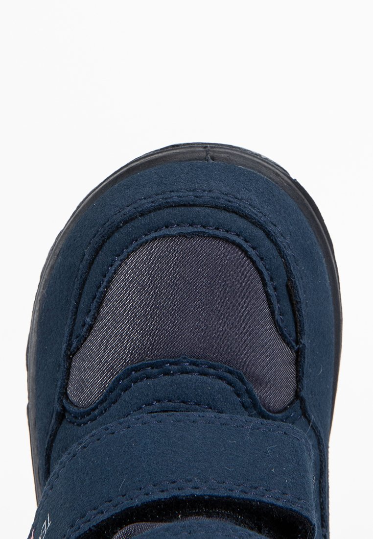 Marineblaue Schuhe mit einem Klettverschluss, ausgestattet mit einem strukturierten Wildleder-Obermaterial und glatten Stoffakzenten. Runde Zehenpartie und Gummisohle.