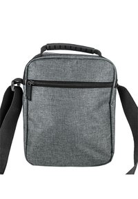 Bolsa de mensajero de tela gris con correa de hombro negra ajustable, bolsillo frontal con cremallera y superficie texturizada. Forma rectangular y asa robusta.