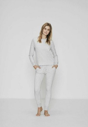 Lys grå sweatshirt og bukser sæt, fremstillet af struktureret stof med et subtilt spættet mønster. Fås med lange ærmer og tætsiddende manchetter.