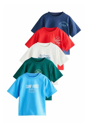 Cinci tricouri cu mâneci scurte pliate, în albastru, verde, alb, roșu și bleumarin, fiecare cu imprimeuri diferite albastre sau albe cu tematică de plajă.