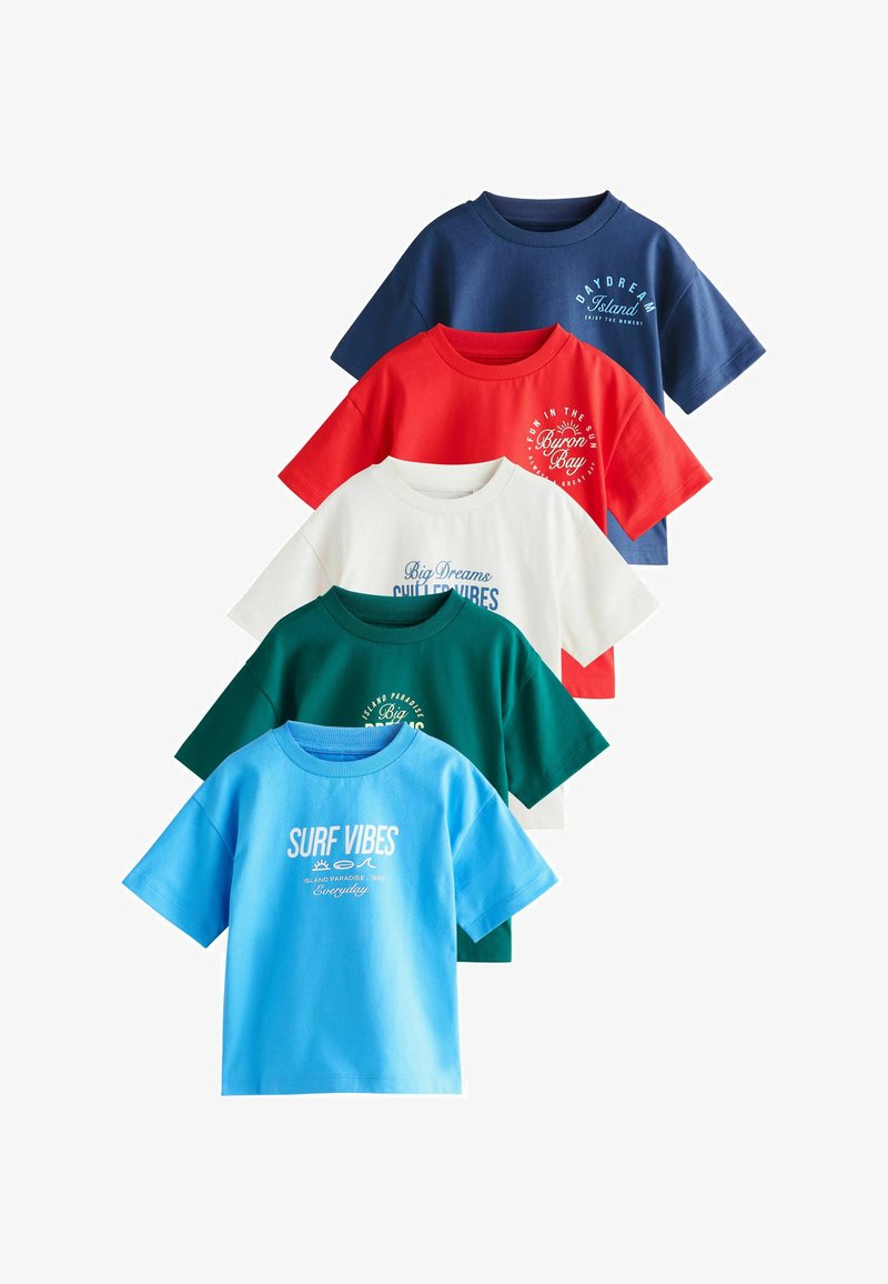 Cinq t-shirts à manches courtes pliés en bleu, vert, blanc, rouge et bleu marine, chacun avec des imprimés de texte sur le thème de la plage en blanc ou bleu.