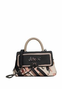 Bolso de mano negro y crema con un acabado texturizado, presenta un patrón abstracto rosa, una correa de cadena y un logo decorativo en la parte frontal.