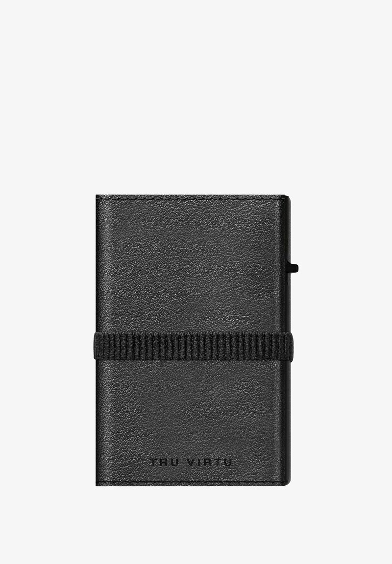 Portafoglio in pelle nera con superficie texturizzata, sicuro grazie a un elastico nero. Presenta il logo "TRU VIRTU" sul fronte. Design compatto.