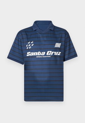Niebieska koszulka polo w paski, wykonana z gładkiego materiału. Posiada kołnierzyk, logo z napisem "Santa Cruz" oraz rok "1990" w kolorze białym z przodu.