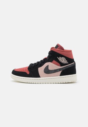 Wysokie sneakersy Nike Air Jordan z czerwonymi, czarnymi i różowymi panelami, czarnymi sznurowadłami i białą podeszwą, pokazujące lewą stronę z detalami logo.