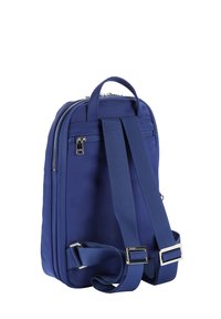 Marinblå ryggsäck tillverkad av glatt material, med justerbara remmar, en dragkedjeficka och silverfärgad hårdvara.