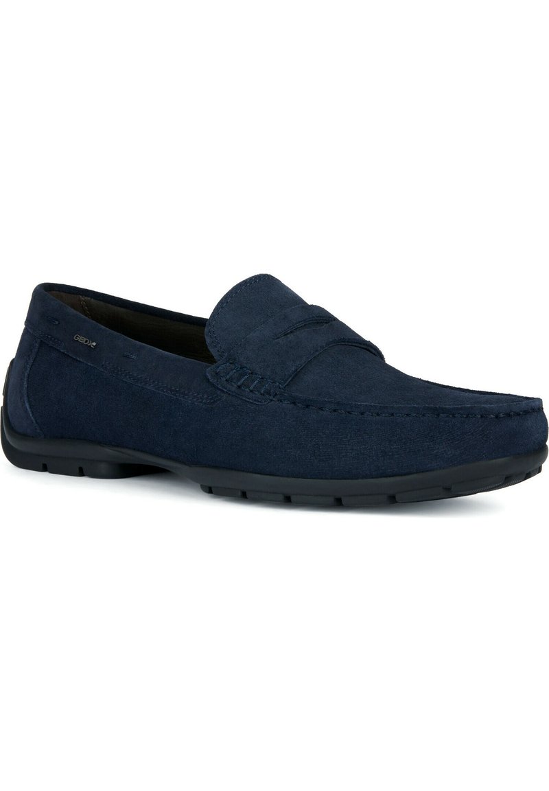 Mocassins en suede bleu marine avec un design cousu, de style slip-on, et une semelle en caoutchouc dotée de petits grips pour une meilleure traction.