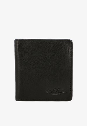 Portafoglio pieghevole a due ante in pelle nera testurizzata con bordi cuciti e logo del marchio in rilievo nell'angolo in basso a destra su sfondo bianco.