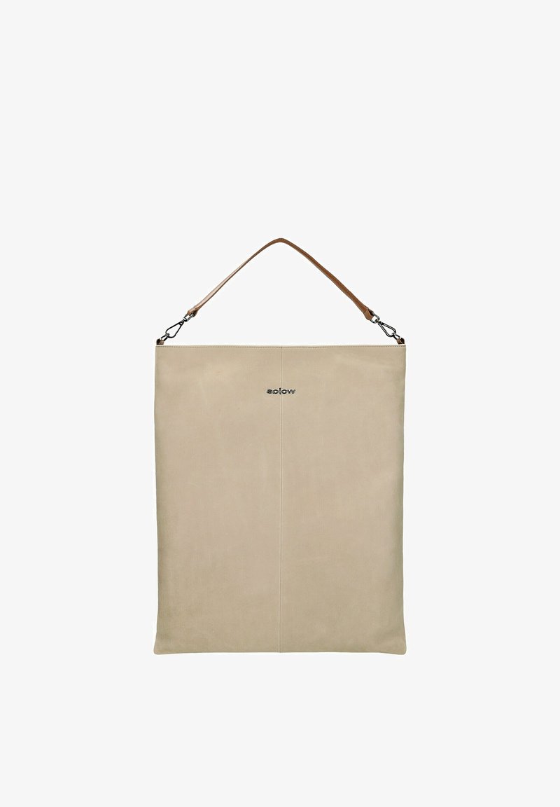 Borsa tote in pelle beige con una sottile tracolla marrone, caratterizzata da un design elegante, cuciture minimali e un piccolo logo sul davanti.