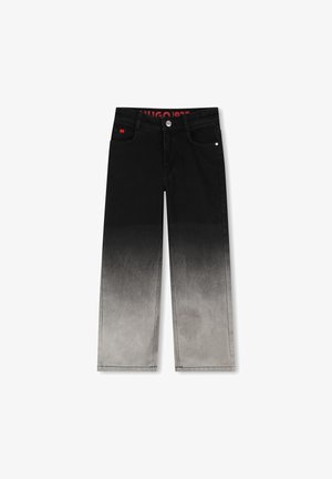 Jean droit dégradé du noir au gris avec bouton sur le devant, passants de ceinture et design cinq poches, posé à plat sur fond blanc.