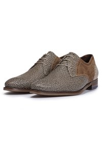 Chaussures en cuir marron avec un dessus texturé gris, dotées d'un design à lacets, d'accents contrastants en tan et d'un talon discret.
