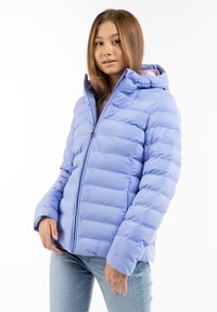 Világoskék puff-jacket cipzárral elöl, kapucnival és steppelt kialakítással. Rugalmas mandzsettákkal és sima, fényes textúrával rendelkezik.