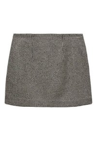 Mini-jupe à chevrons noir et blanc, avec une coupe droite et une texture lisse, présentant deux poches avant et une ceinture dissimulée.