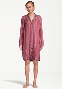 Camicia da notte lunga in bordeaux con strisce verticali bianche. Realizzata in morbido tessuto, presenta colletto, maniche lunghe e spacchi laterali.
