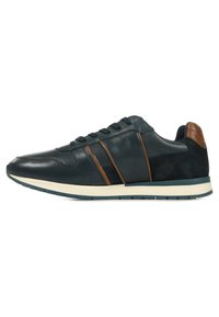 Baskets pour hommes en cuir bleu foncé avec des accents marron, des côtés perforés et une semelle en caoutchouc blanc. Présente un bout arrondi et un laçage.