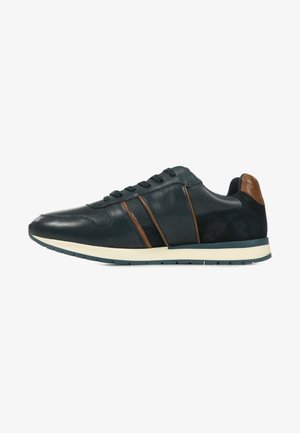 Heren sneaker in donkerblauw leer met bruine accenten, geperforeerde zijkanten en een witte rubberen zool. Heeft een ronde neus en vetersluiting.