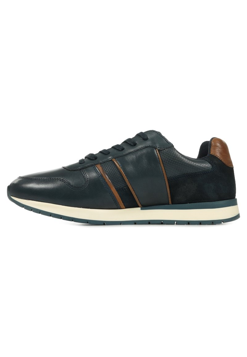 Baskets pour hommes en cuir bleu foncé avec des accents marron, des côtés perforés et une semelle en caoutchouc blanc. Présente un bout arrondi et un laçage.
