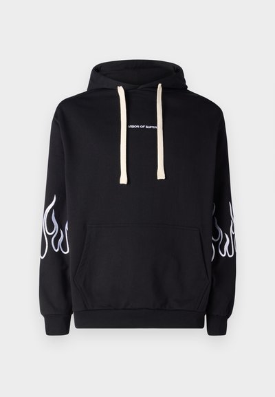 Sudadera negra con cordones crema, que presenta el logotipo "VISION OF SUPER" en blanco y gráficos de llamas en las mangas. Incluye un bolsillo tipo canguro en la parte delantera.