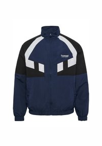 Marinblå sportjacka med svart och vita geometriska detaljer, hel dragkedja, ståkrage, elastiska ärmslut och en logotyp på vänster bröst.