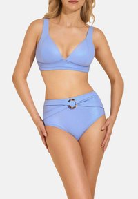 Jasnoniebieski zestaw bikini z topem w kształcie V i szerokimi ramiączkami oraz wysokim stanem, ozdobiony okrągłym metalicznym detalem. Gładka tekstura.