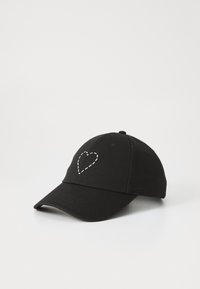 Schwarze Kappe mit gebogenem Schirm, auf der Vorderseite mit einem weißen, gepunkteten Herzdesign. Hergestellt aus einem Stoff mit glatter Textur.