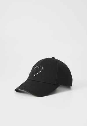 Schwarze Kappe mit gebogenem Schirm, auf der Vorderseite mit einem weißen, gepunkteten Herzdesign. Hergestellt aus einem Stoff mit glatter Textur.