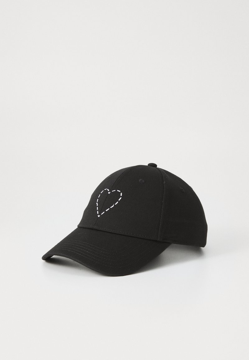 Schwarze Kappe mit gebogenem Schirm, auf der Vorderseite mit einem weißen, gepunkteten Herzdesign. Hergestellt aus einem Stoff mit glatter Textur.
