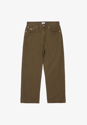 Vaqueros de pierna ancha de color verde oliva, hechos de un material resistente de algodón. Cuentan con bolsillos delanteros, detalle del logo en la parte superior izquierda y adornos de metal.
