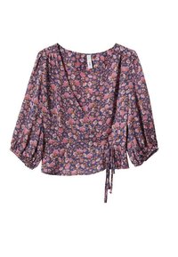 Blouse portefeuille violette avec imprimé floral rose et orange, manches bouffantes trois-quarts et lien sur le côté à la taille.