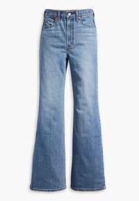 Jean évasé en denim bleu clair avec une taille haute, doté de cinq poches et de rivets couleur cuivre, présentant une texture délavée.